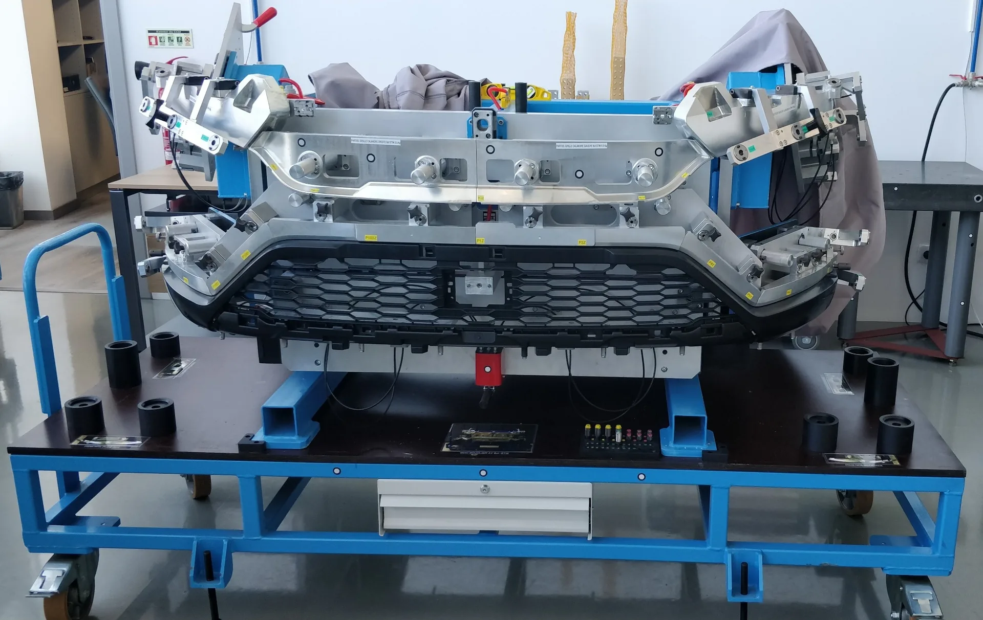 Fixing jig com peça automóvel em processo de engenharia dimensional