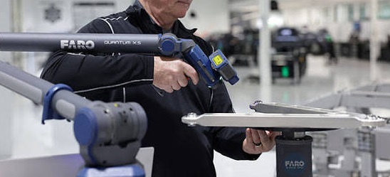 Braço de medição articulado FARO Quantum X5 em utilização industrial